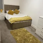 2 Bed Flat - Sleeps 4 - Jacuzzi Bath - Parking Apartment