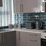 2 Bed Flat - Sleeps 4 - Jacuzzi Bath - Parking *