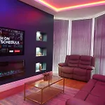 Apartment 2 Bed Flat - Sleeps 4 - Jacuzzi Bath - Parking