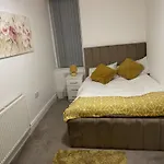 2 Bed Flat - Sleeps 4 - Jacuzzi Bath - Parking Apartment *