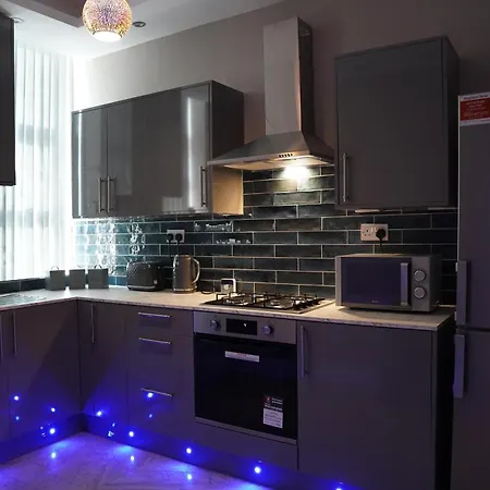 2 Bed Flat - Sleeps 4 - Jacuzzi Bath - Parking *