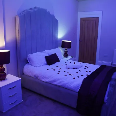 Apartment 2 Bed Flat - Sleeps 4 - Jacuzzi Bath - Parking