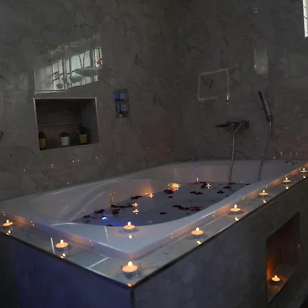 2 Bed Flat - Sleeps 4 - Jacuzzi Bath - Parking *