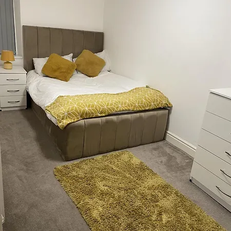 2 Bed Flat - Sleeps 4 - Jacuzzi Bath - Parking