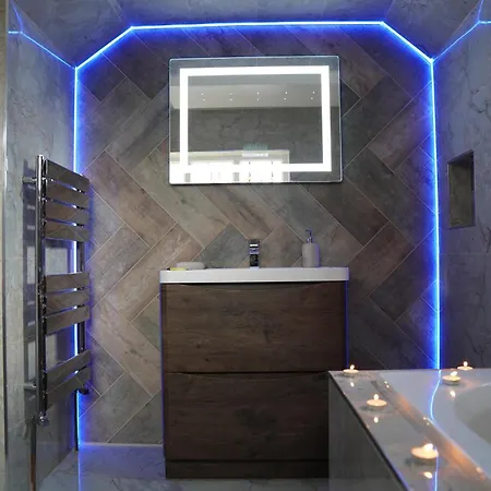 2 Bed Flat - Sleeps 4 - Jacuzzi Bath - Parking برادفورد