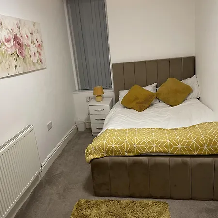 2 Bed Flat - Sleeps 4 - Jacuzzi Bath - Parking برادفورد
