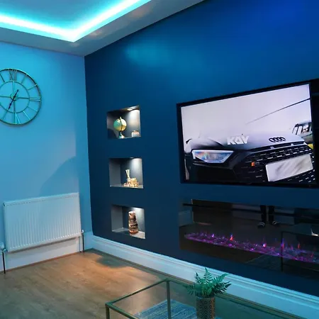 2 Bed Flat - Sleeps 4 - Jacuzzi Bath - Parking *