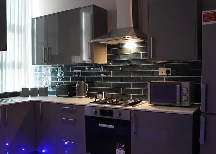 2 Bed Flat - Sleeps 4 - Jacuzzi Bath - Parking *