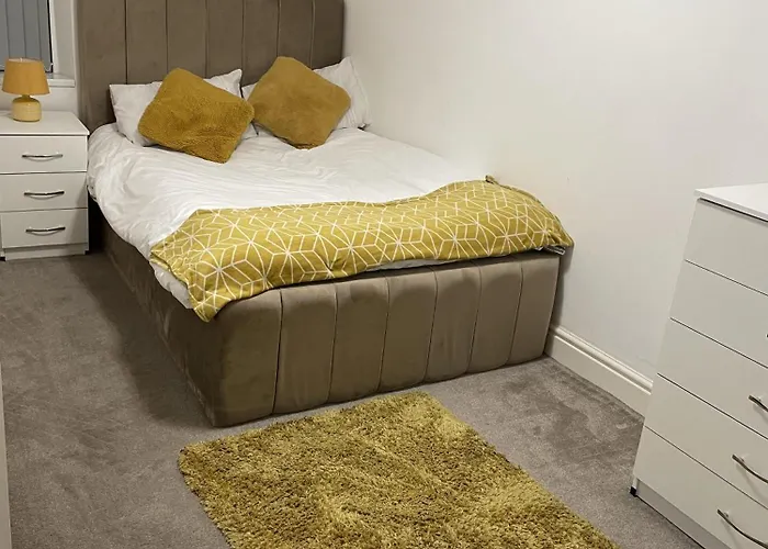 2 Bed Flat - Sleeps 4 - Jacuzzi Bath - Parking