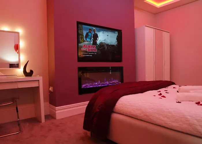 2 Bed Flat - Sleeps 4 - Jacuzzi Bath - Parking Bradford (West Yorkshire)