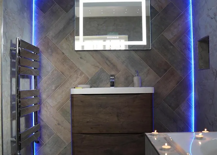 2 Bed Flat - Sleeps 4 - Jacuzzi Bath - Parking Bradford (West Yorkshire)