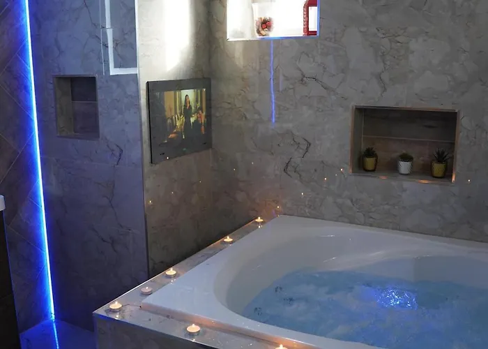 Apartment 2 Bed Flat - Sleeps 4 - Jacuzzi Bath - Parking