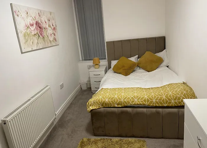 2 Bed Flat - Sleeps 4 - Jacuzzi Bath - Parking Bradford (West Yorkshire)