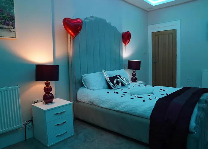 2 Bed Flat - Sleeps 4 - Jacuzzi Bath - Parking * Bradford (West Yorkshire)