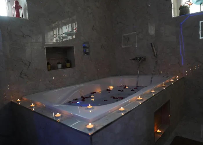 2 Bed Flat - Sleeps 4 - Jacuzzi Bath - Parking Apartment Bradford (West Yorkshire)