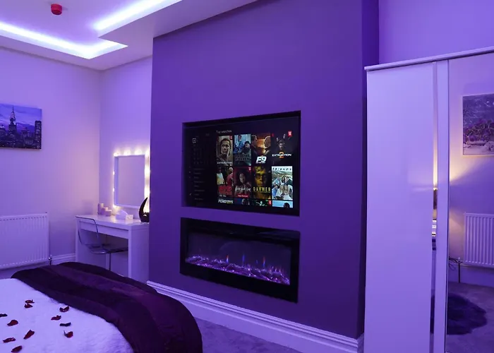 2 Bed Flat - Sleeps 4 - Jacuzzi Bath - Parking Apartment *