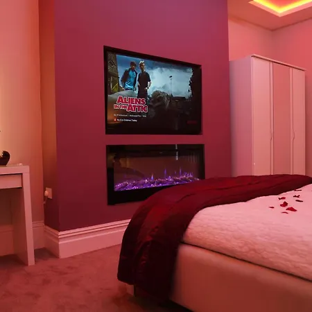 2 Bed Flat - Sleeps 4 - Jacuzzi Bath - Parking Bradford (West Yorkshire)