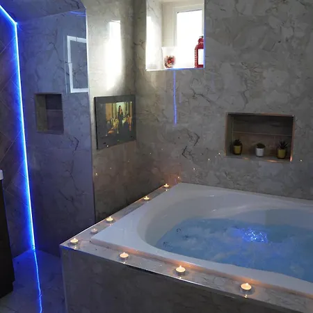 Appartement 2 Bed Flat - Sleeps 4 - Jacuzzi Bath - Parking