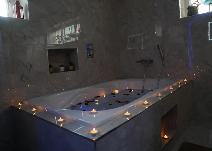 2 Bed Flat - Sleeps 4 - Jacuzzi Bath - Parking *