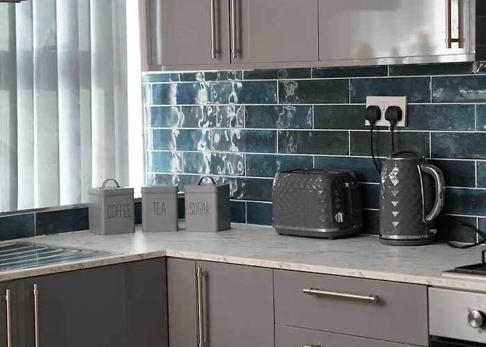 2 Bed Flat - Sleeps 4 - Jacuzzi Bath - Parking *