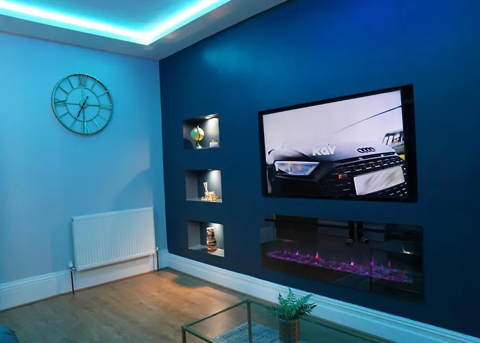 2 Bed Flat - Sleeps 4 - Jacuzzi Bath - Parking *